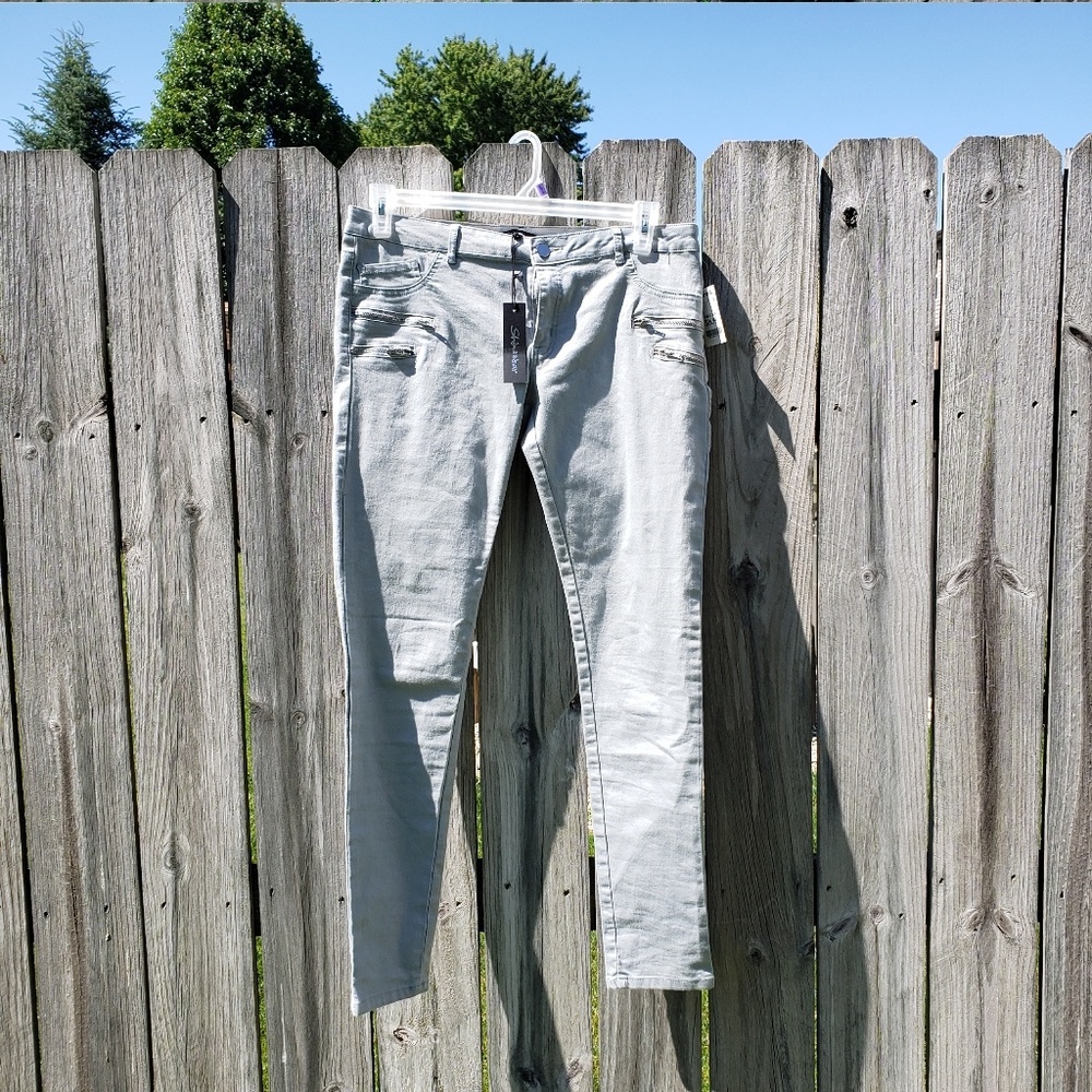 Gray Leggings with Zipper Pocket Accents NWT